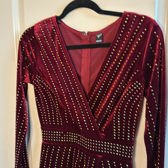 Windsor maroon velvet dress with sequins. - Picture 8 of 11